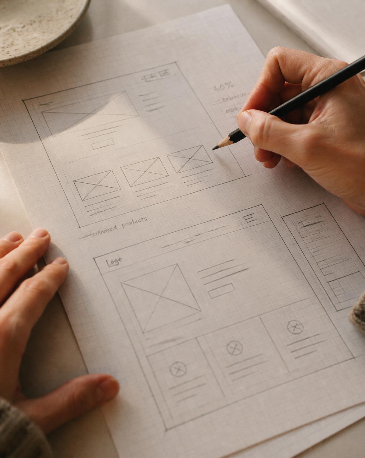 Handskizze eines Website-Layouts auf Rasterpapier